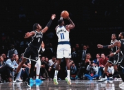 开云下载-篮网队全队拼尽全力，为胜利拼杀