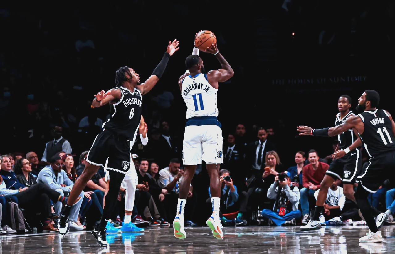 篮网队全队拼尽全力，为胜利拼杀