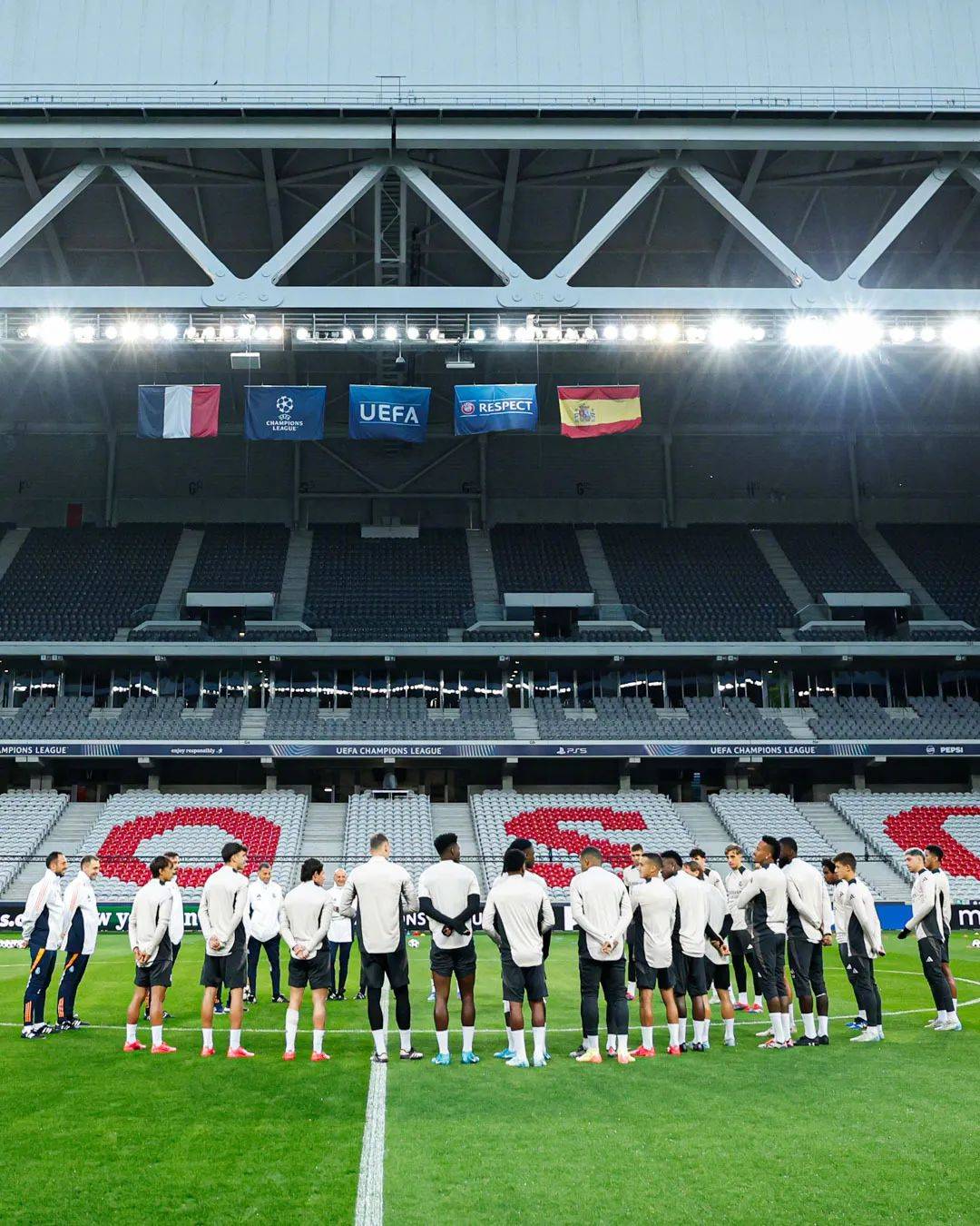 欧冠燃烧之战，顶尖球员在场上交锋