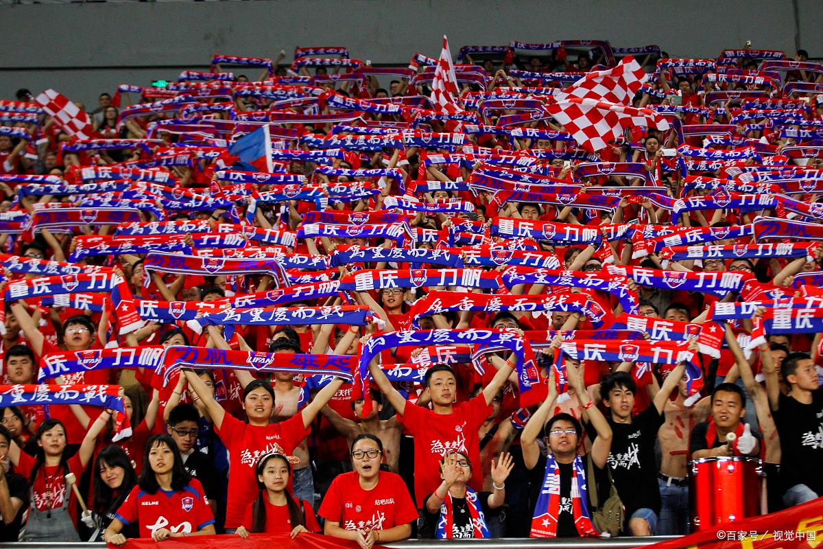 现场气氛热烈,球迷尽情沸腾 现场气氛热烈,球迷尽情沸腾