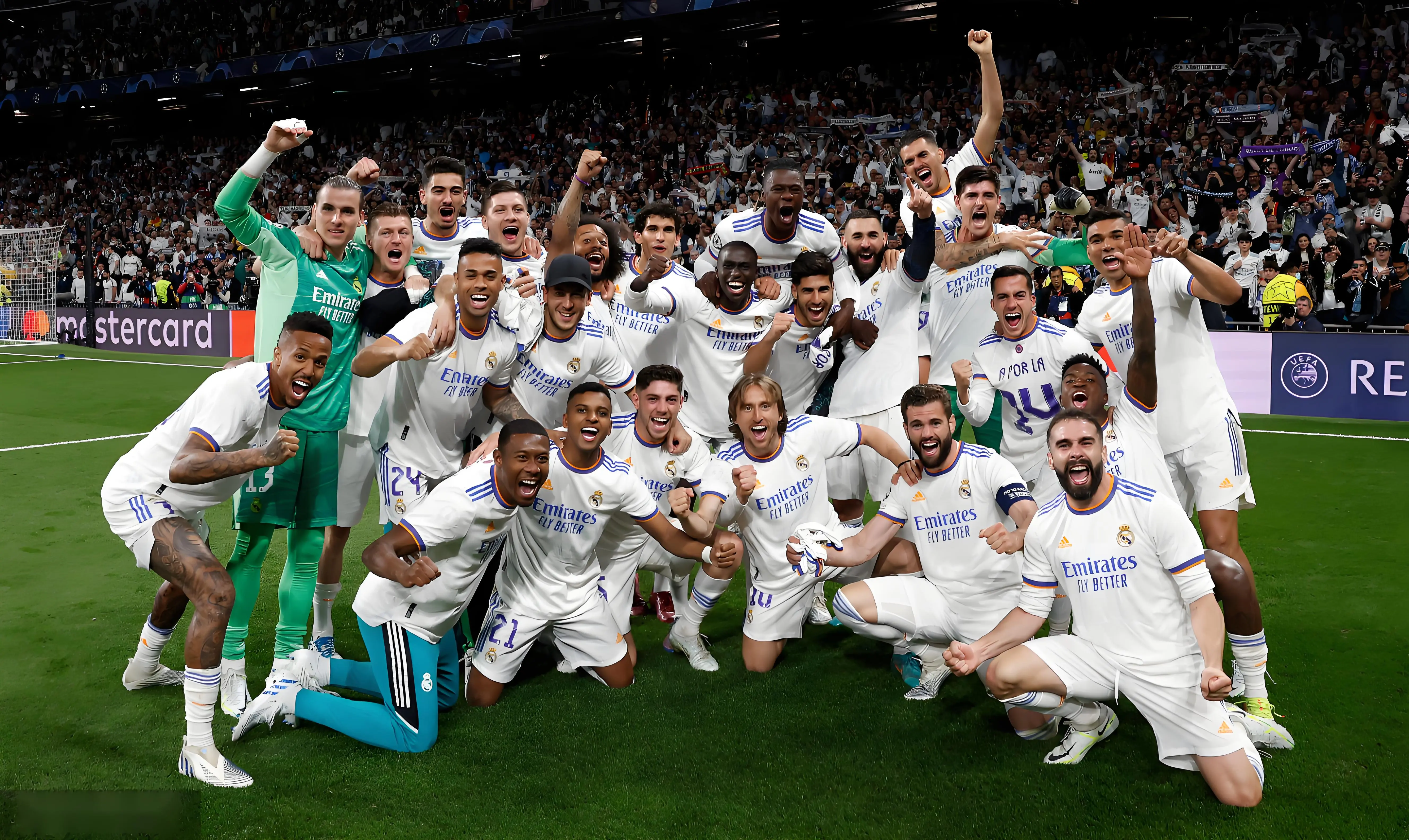 欧冠赛场争夺激烈，各队拼尽全力角逐晋级