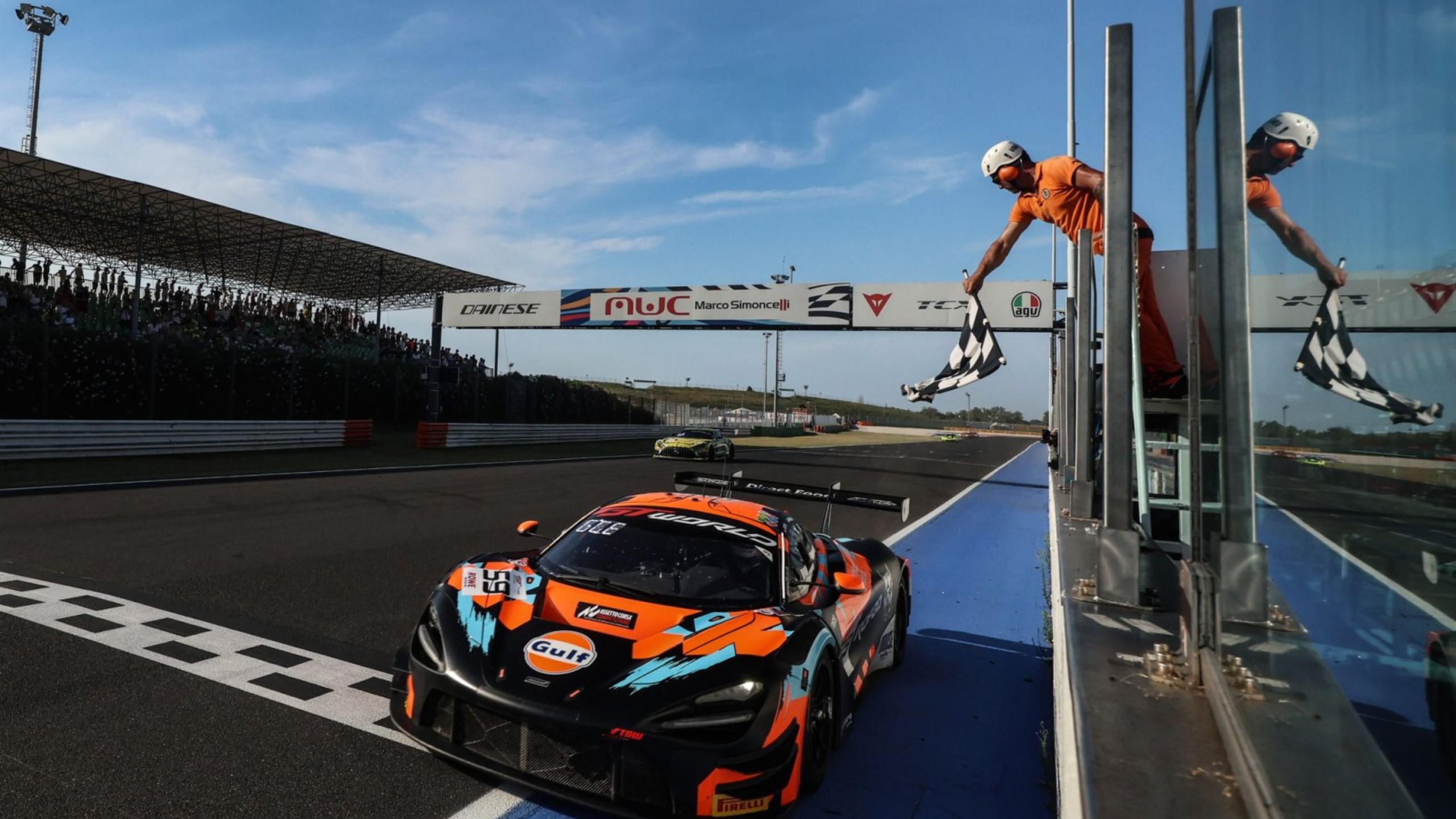 红牛二队横扫迈凯伦,塞恩斯点燃赛场 红牛二队横扫迈凯伦,塞恩斯点燃赛场