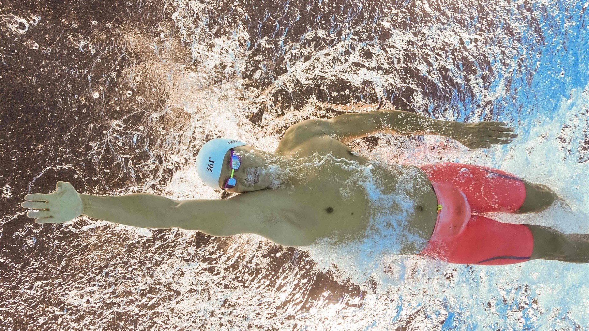 巴林夜战,乔治·拉塞尔全程高能输出,点燃F1新赛季揭幕战